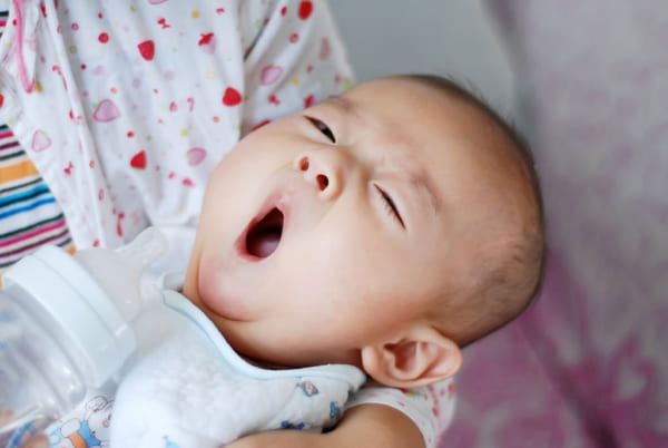 Mẹ nên cho trẻ ngủ đủ số giờ phù hợp với thể trạng và độ tuổi
